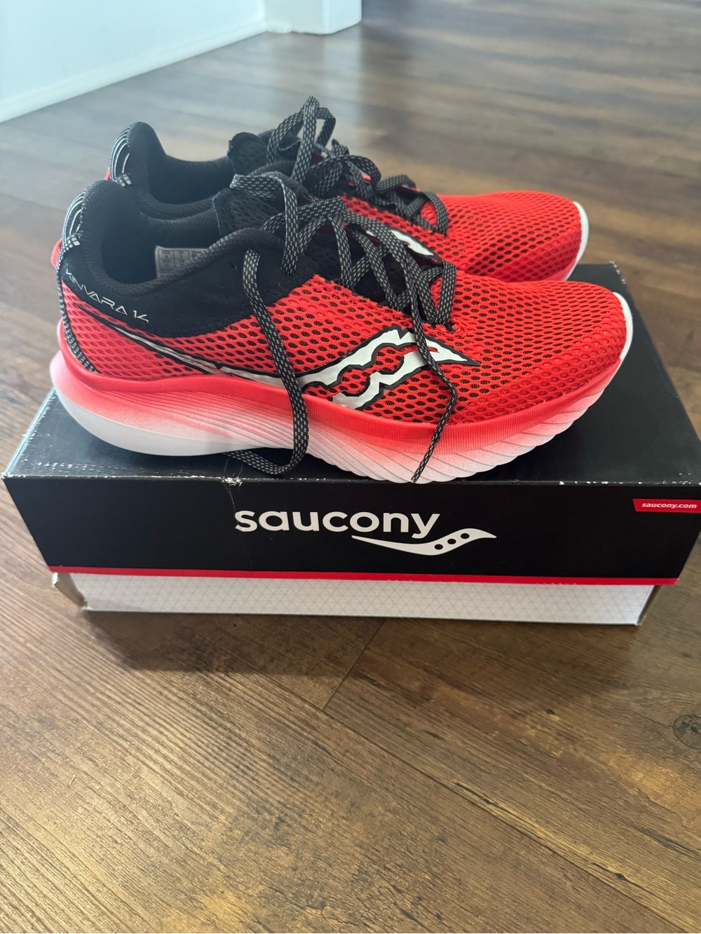 New never worn Saucony men’s Red and Black kinvara 14 Running Sneakers
